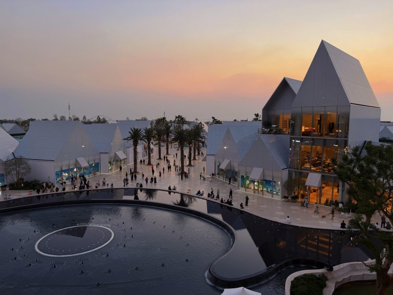 Modern architecture and water features at Dongguan's Wanxiang Coastal Shopping Village